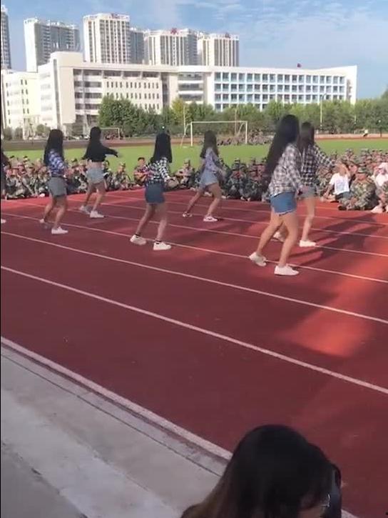 五一军训跳舞吃瓜网,跳舞吃瓜，青春记忆里的欢乐时光
