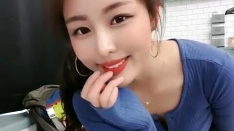 网红吃瓜美女是谁呀视频,视频走红背后的故事