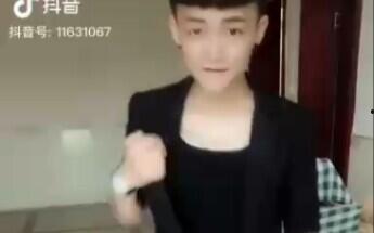 抖音精神小伙男网红吃瓜